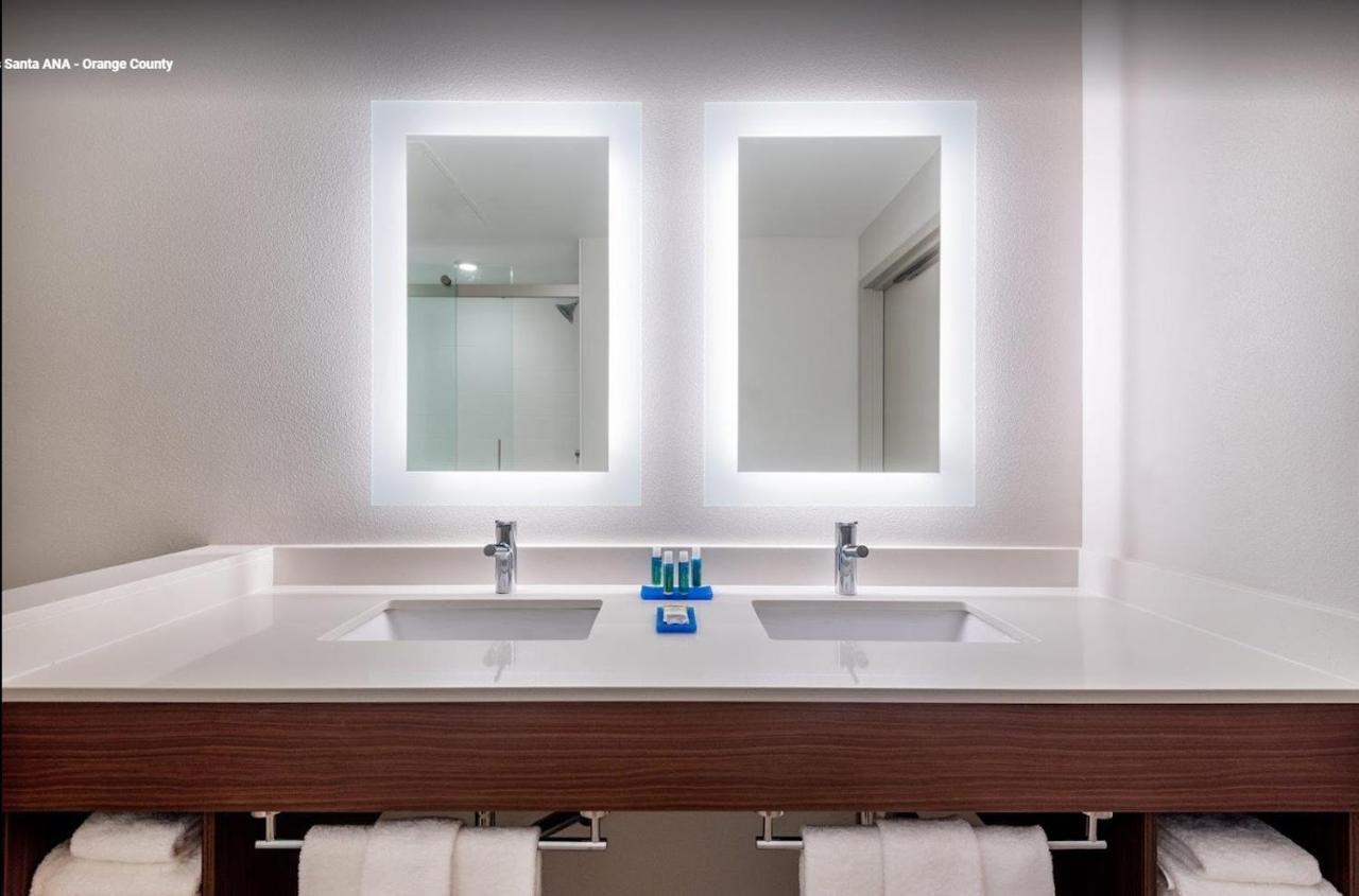 Holiday Inn Express & Suites Santa Ana - Orange County By Ihg Buitenkant foto